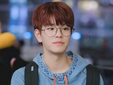 Pakai Kemeja Bak Orang Kantoran, Seungmin Stray Kids Bikin Klepek-Klepek