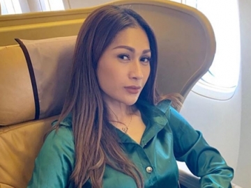 Tata Janeeta Tampil Seksi Pakai Gaun Kuning Ketat Auto Bikin Gagal Fokus