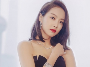 SM Produksi Liontin Kalung Bentuk Tanda Tangan Victoria, Mungkinkah Sinyal Balik Lagi ke Agensi?