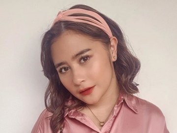 Tiduran Sampai Loncat-Loncat, Begini Keseruan Prilly Latuconsina Nonton Konser Bareng Teman Cowok