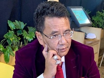 Duduk Manis di Belakang Jemaah Salat, Hotman Paris Hutapea Jadi Viral