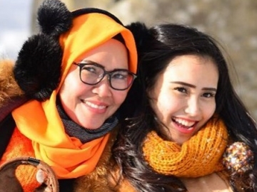 Unggah Foto Ayu Ting Ting Senyum Ceria, Caption Umi Kalsum Kode Keras Soal Menantu?