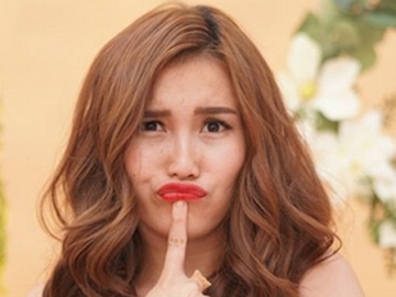 Ayu Ting Ting Terbang Liburan ke Rusia, Cowok Ganteng di Sebelahnya Bikin Salfok