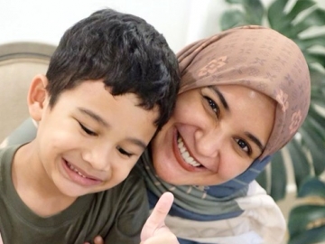 Gemasnya Aksi Adam Putra Pertama Shireen Sungkar Bak Sedang Memandu Acara Kuis