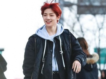 Foto Peluk Tiang, I.N Stray Kids Bikin Gemas