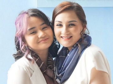 Anak Mona Ratuliu Bandingkan Wajahnya dengan Sang Ibu Kala ABG, Tuai Respons Mengejutkan