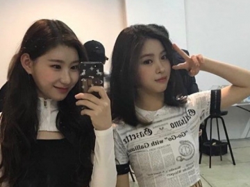 Hadiri Kelulusan SMA Bareng, Netter Malah Sibuk Soroti Soal Rok Super Pendek Ryujin-Chaeryeong