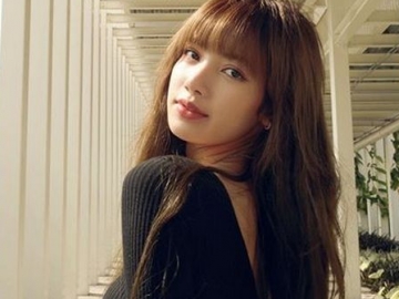 Foto Bareng Mobil Mewah, Lisa BLACKPINK Pamer Warna Rambut Baru