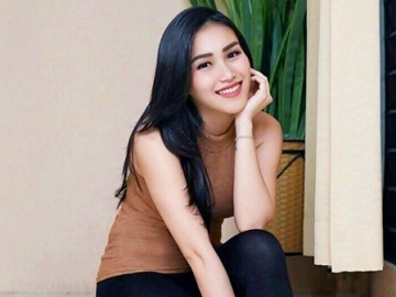 Umi Kalsum Bagikan Momen Putri Ayu Ting Ting Belajar Salat, Tempat Ibadah Jadi Sorotan