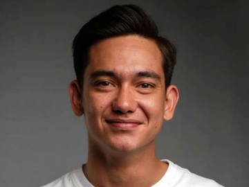 Adipati Dolken Tampil Mencolok dari Rambut Hingga Pakai Sepatu Beda Warna, Justru Bikin Kesengsem?