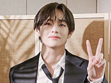 V Pose Makan Biskuit di Foto Konsep 'Map of The Soul: 7', Brand Oreo Cepat Tanggapi