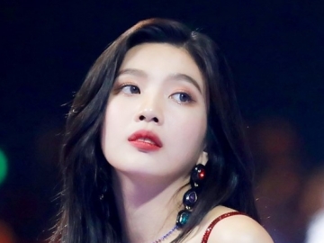 Sukses Curi Perhatian, Joy Tebar Pesona Pakai Sweter dan Rok Pendek di Acara Michael Kors