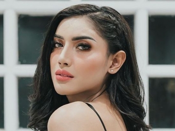 Millendaru Umbar Payudara dengan Hanya Ditutupi Tangan, Kok Malah Tuai Pemakluman?