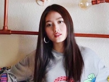 Foto Cantik Natasha Wilona Berbaju Merah Ini Disebut Sedikit Berbeda, Setuju?