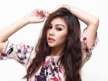 Vanesha Prescilla Promo Cokelat Dilan di Dalam Mobil, Lagu ‘Pengiring’ Malah Bikin Salah Fokus