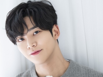 Rowoon Ogah Sentuh Punggung Wanita Saat Foto Bareng, Netter: Menantu Idaman Para Emak