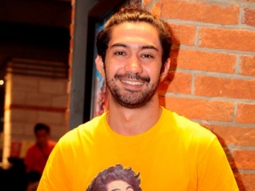 Salut, Reza Rahadian Ikut Bahu Membahu Antarkan Ashraf Sinclair ke Peristirahatan Terakhir