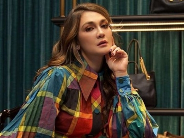 Cuma Bermodal Kaus, Aksi Melenggang Luna Maya Dipuji Bikin Mata 'Kecanduan'