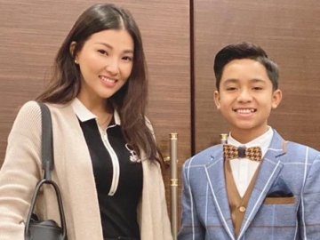 Pose Duduk Bareng Sarwendah, Gaya dan Paras Betrand Peto Jadi Perhatian