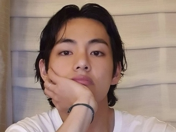 Tak Tahan Dingin, V BTS Langsung Goyangkan Kaki Auto Bikin Gemas