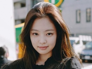Sudah Dandan Cantik, Jennie BLACKPINK Malah Asyik 'Leyeh-Leyeh' di Pinggir Jalan