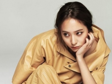 Krystal Pose Seksi Pakai Bikini Merah di Depan Pohon Pisang, Amber Tak Tahan Tulis Komentar