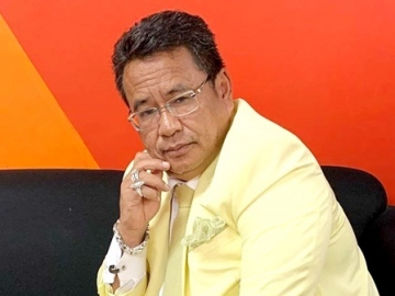 Tulis Komentar Kocak Ini, Hotman Paris Sindir Soal 'Wanita Renang Bareng Pria Bisa Hamil'