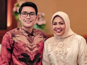 Ely Sugigi dan Pacar Disebut Mirip Plek Ketiplek di Foto Ini, Setuju?