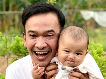 Sarwendah Ajari Thania Berenang, Ruben Jawab Kekhawatiran Netter Air Masuk ke Hidung Bayinya