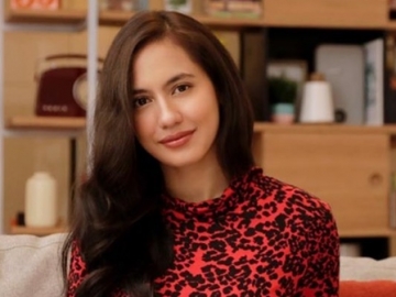 Pose ‘Ngintip’, Mata Bening Pevita Pearce Pancing Rayuan Gombal Kaum Adam