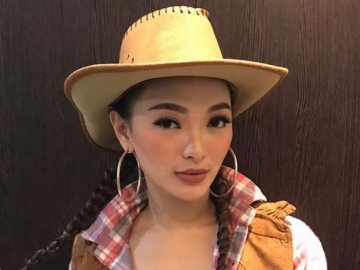 Pamer Foto Kembar, Zaskia Gotik Pacaran dengan Eks Suami Imel Pesinetron Kolosal?