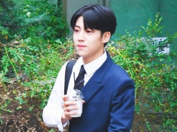 Lee Eunsang Eks X1 Bersandar Sambil Melamun di Teaser As One