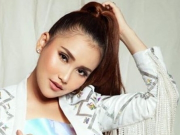 Dinilai Umbar Aurat, Ayu Ting Ting Dihujat Pakai Bawahan Pendek Jenguk Adik di RS