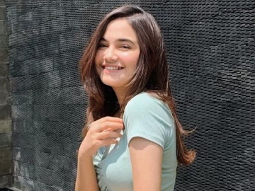 Pakai Gaun Sepaha, Syifa Hadju Pamer Body Goals dan Kaki Jenjang