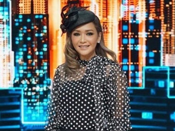 Potret Maia Estianty Terima Dua Buket Mawar Putih Merah Langsung Curi Perhatian