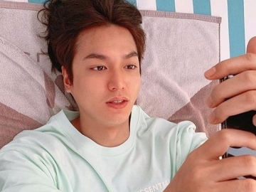 Lihat Gantengnya Lee Min Ho di Bawah Runtuhan Bunga Sakura, Fans Langsung Histeris