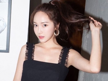 Diundang Hermes, Lihat Mewahnya Jessica Jung Berbalut Blouse Bergaya Era Victoria