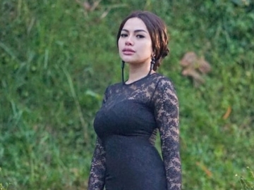 Posting Foto Pose Sensual, Nikita Mirzani Dikira Selena Gomez