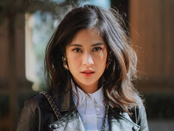 Dian Sastro ‘Tanggalkan’ Senyum di Post Instagram Terbaru, Rekan Artis ‘Berebut’ Memuji