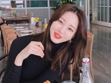 Selalu Tampak Awet Muda, Penampilan Fresh Han Ye Seul di Pemotretan Terbaru Curi Perhatian