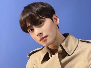Cha Eun Woo Pakai 'Celemek', Fans Tanah Air Geger Juluki Barista Warung Kopi