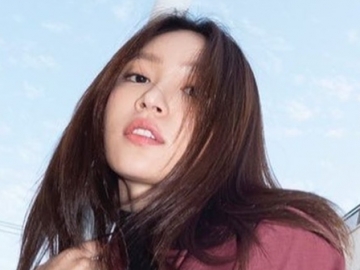 Diduga Lagi 'Gabut', Hani EXID Pose Angkat Kaki Sambil Rebahan di Sofa