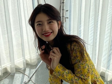 Suzy Pose 'Pusing' Dengan Bibir Merona, Fans Ribut Ngaku Jadi Kembaran