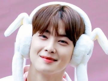 Bikin Jantungan, Intip Momen Cha Eun Woo Saat Tebar Pesona di Pantai