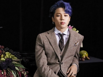 Lihat Penggemar Rela Bentangkan Banner di Luar Gedung SBS, Jimin Beri Fan Service Spesial