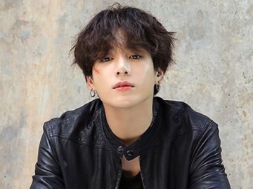 Jungkook BTS Pose Ala 'Bapak-Bapak' di Bawah Sorot Matahari, Masih Cakep?