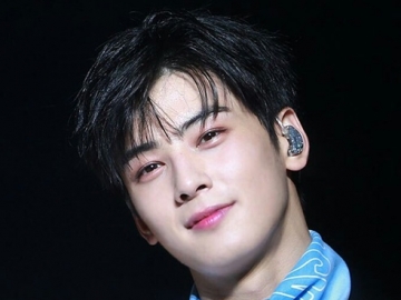 Jadi Penjual Kembang, Cha Eun Woo ASTRO Bikin Hati Leleh Kala Pose Bak Bos Muda 