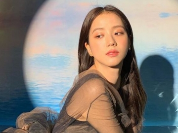 Unggah Foto Adu Cantik dengan Bunga, Kode Jisoo di Kolom Caption Bikin Fans Pada Heboh