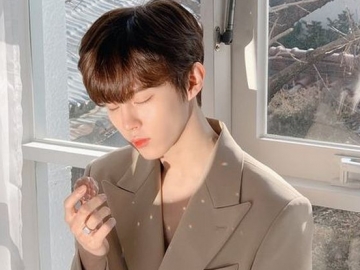 Kim Wooseok Tampil Lucu Sekaligus Ganteng di Pemotretan 