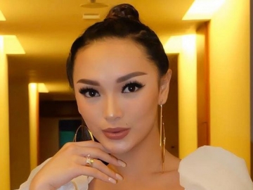Zaskia Gotik Pamer Foto Perayaan Ultah Kekasih, Caption Bahasa Inggris Malah Disorot